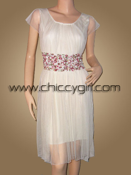 ชุดเดรสแขนสั้น คอกึ่งกลม สีครีม แต่งแถบดอกไม้ที่เอว ใส่แล้วทรงสวยแลดูเอวเล็ก แบบน่ารักมาก