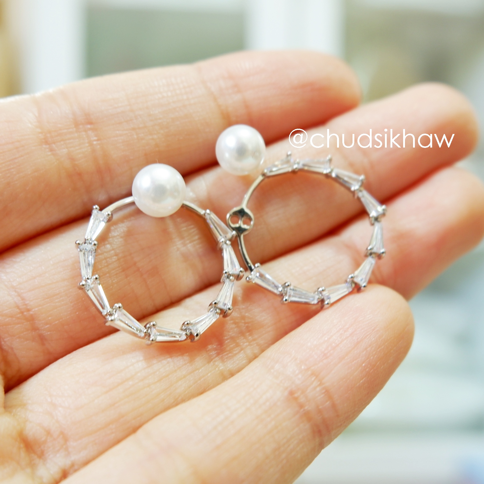 ต่างหูหลายแบบน่ารัก เล่นไฟ มุกแวววาว สวย ราคา 190 - 350 บาท