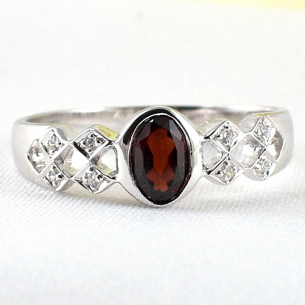 SKJewelryFactory แหวนพลอยโกเมนแท้ ทรงผู้หญิง แซมเพชรด้านข้าง ดีไซน์สี่เหลี่ยมข้าวหลามตัดมุม ER01402-GAN