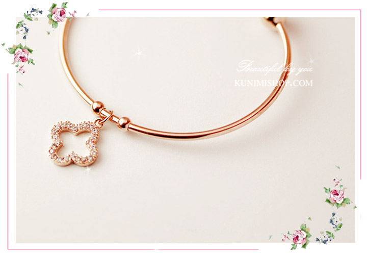 กำไลข้อมือ สีทอง มาพร้อมจี้ดอกไม้          ตัวจี้ประดับด้วยเพชร อย่างสวยงาม                    ใส่ได้ทุกโอกาสคะ  เป็นของขวัญก็ดูดีคะ                 ขนาด :  เส้นผ่าศูนย์กลาง 5.5 cm.    