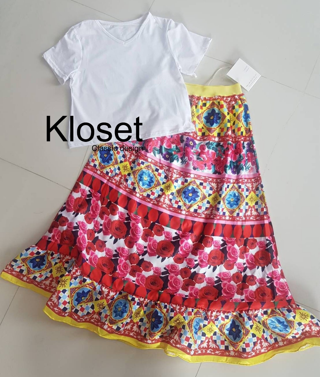 เสื้อผ้าเกาหลี พร้อมส่ง เสื้อยืดสีขาวคอวี กับ กระโปรง