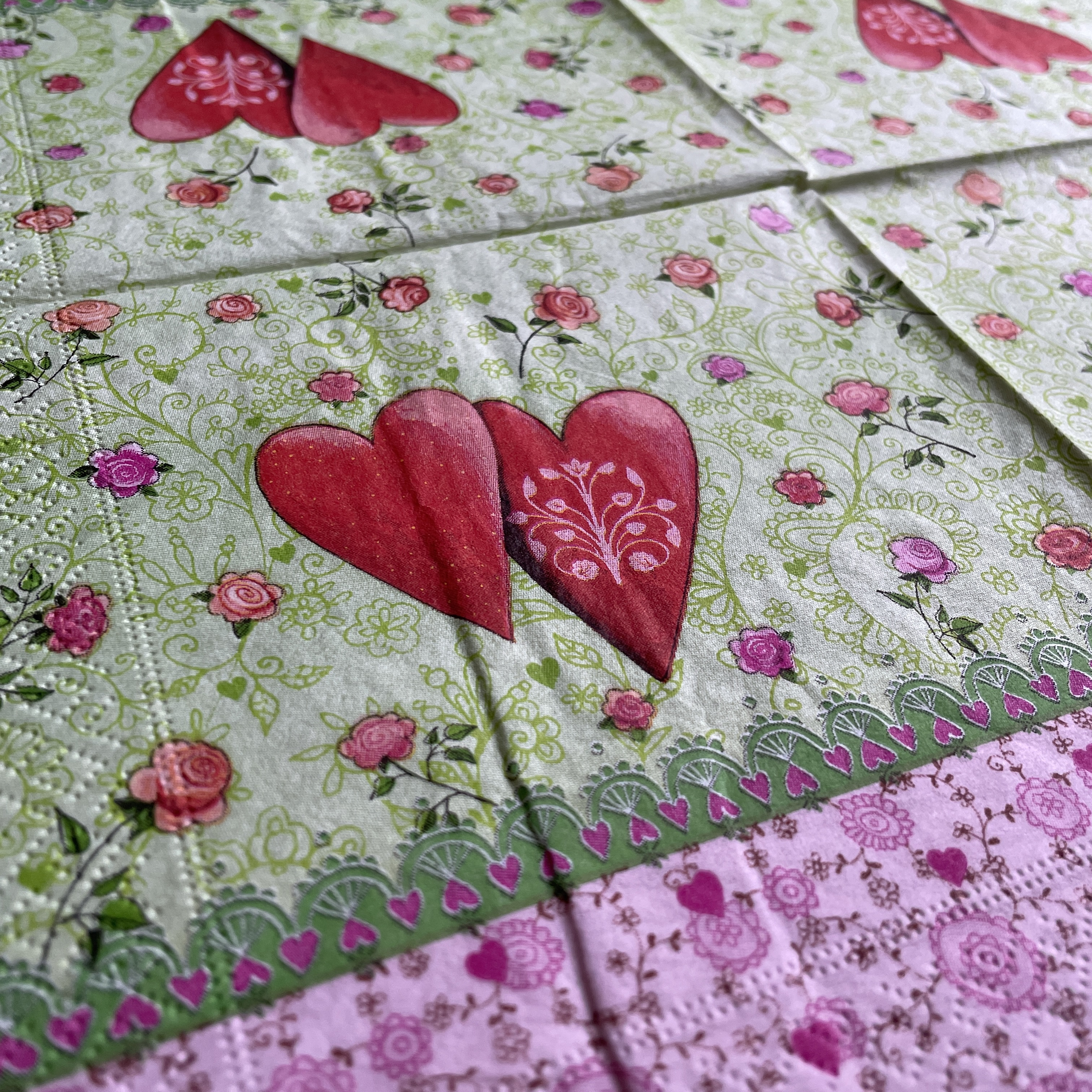 แนวภาพ Valentine หัวใจคู่ บนแถบลายดอกไม้ ลายแต่ง เป็นภาพแนวยาว กระดาษแนพกิ้นสำหรับทำงาน เดคูพาจ Decoupage Paper Napkins ขนาด 33X33cm