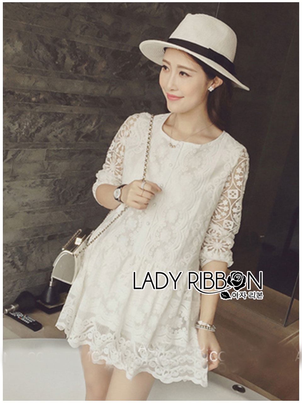 พร้อมส่ง เดรสผ้าลูกไม้สีขาวติดกระดุมสไตล์เฟมินีน