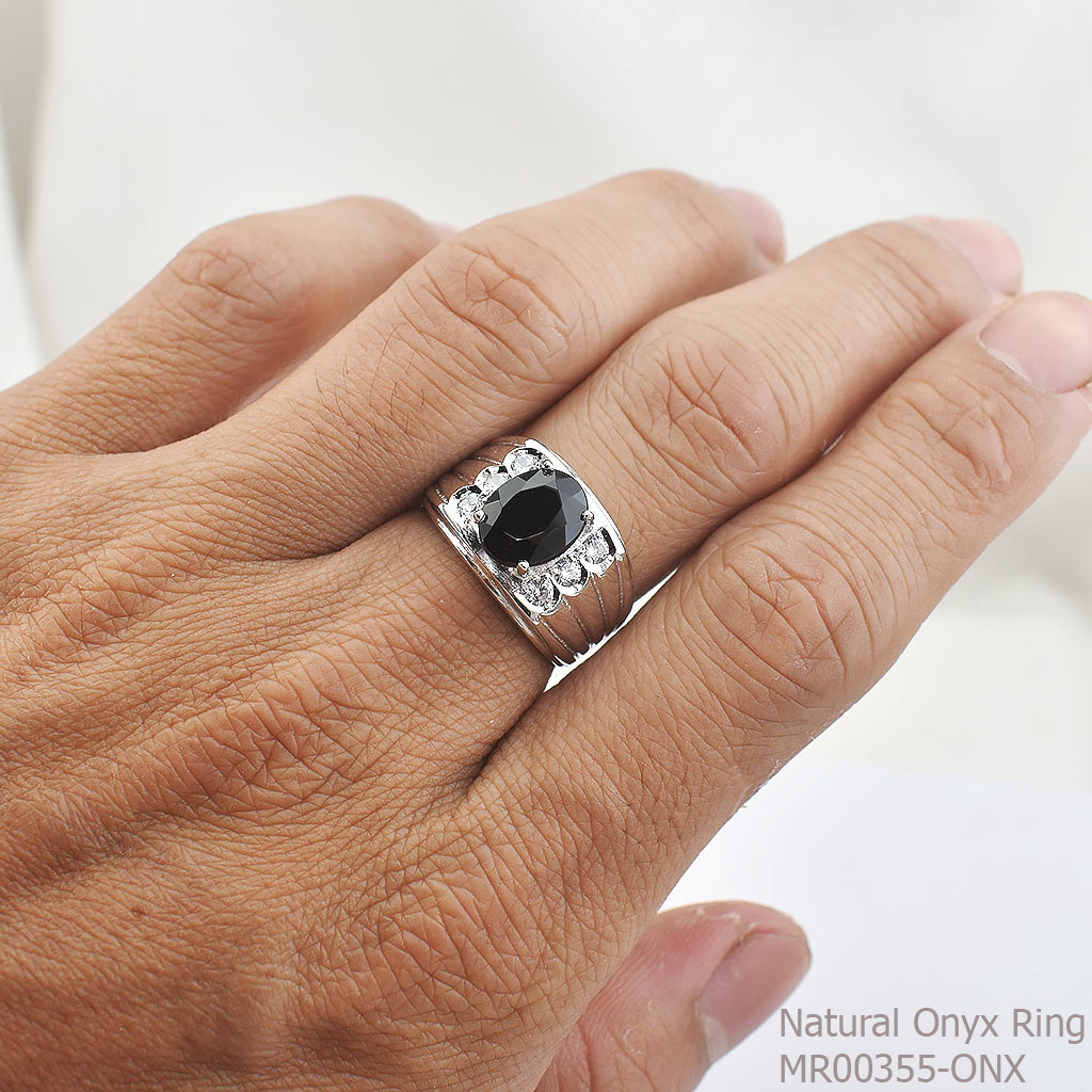 SKJewelryFactory แหวนชายพลอยสีดำ สีแห่งดุดัน น่าค้นหา แหวนนิลแท้ MR00355-ONX