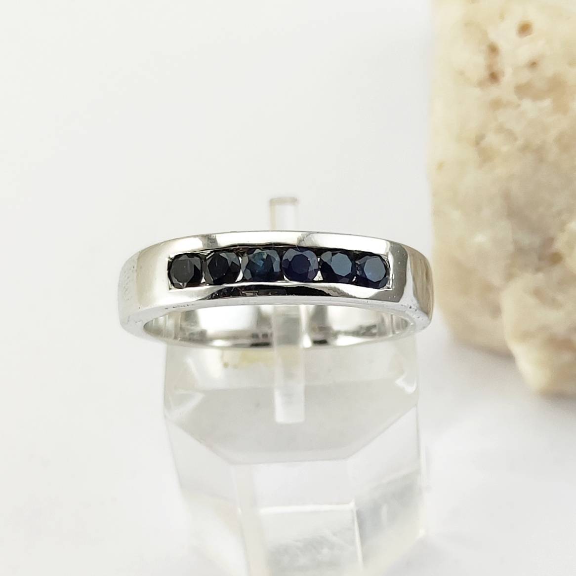 SKJewelryFactory แหวนเเถวพลอยไพลินแท้ เสริมความมั่นคง ความแน่วเเน่ ER00807-BSA
