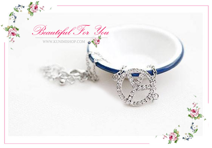 สร้อยข้อมือ มี 2 สี สีทอง สีเงิน สร้อนลายโซ่        มาพร้อมจี้ลายเก๋ สามารถปรับระดับของข้อมือได้คะ        ใส่ได้ทุกโอกาสคะ  เป็นของขวัญก็ดูดีคะ    
