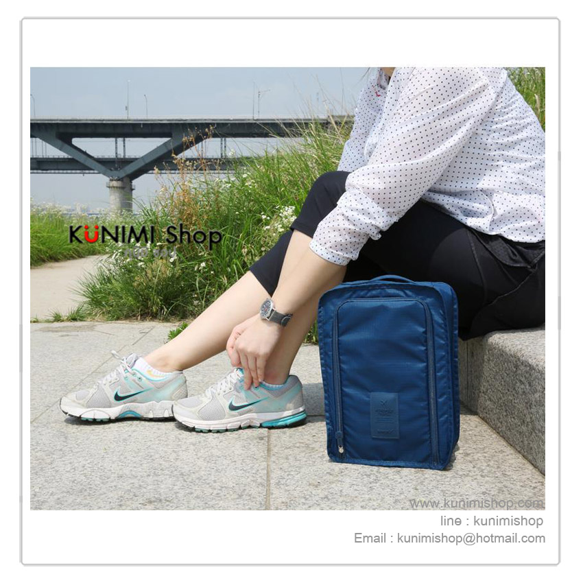  กระเป๋าจัดเก็บสิ่งของ กระเป๋าจัดระเบียบสิ่งของ สาสมารถใส่รองเท้าผ้าใบ รองเท้ากีฬา ออกกำลังกาย รองเท้าแตะ รองเท้าใส่เล่น หรือของใช้ต่างๆ เช่น ผ้าขนหนู ถุงเท้า ผ้าเช็ดตัว กระติกน้ำ เป็นต้น สำหรับพกพาเดินทาง ท่องเที่ยว มีซิปเปิดปิด สะดวกในการจัดเก็บ พร้อมหูหิ้ว * โดยรุ่น Ver. 3 นี้ ตรงช่องใส่รองเท้าจะไม่มีที่กั้นเหมือนกับ รุ่น Ver.2 ครับ * ขนาด กว้าง 21.5 x ยาว 30.5 x หนา 11 cm. 