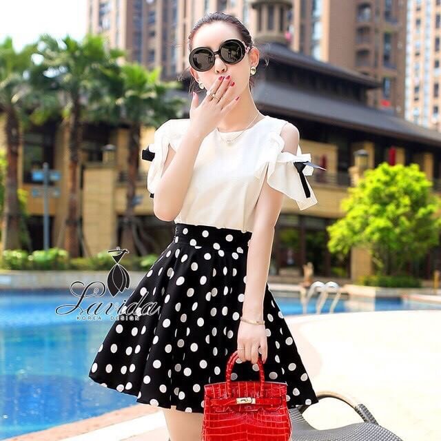 พร้อมส่ง เสื้อดีไซน์เว้าไหล่ผูกโบว์ที่แขน กระโปรงลายจุดขาวดำ