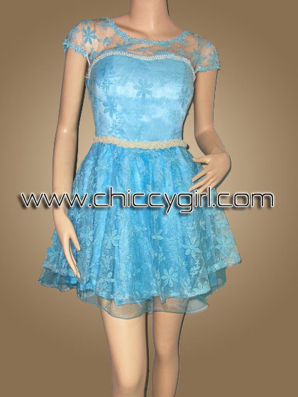 ชุดราตรีมีแขน สีฟ้า แต่งลูกไม้ถักที่คอและแขน ผ้าลูกไม้ทั้งตัวหน้าหลัง ปักเส้นมุกที่อก คาดเปียมุกที่เอว แบบน่ารัก เก๋ไก๋ สวยหรู