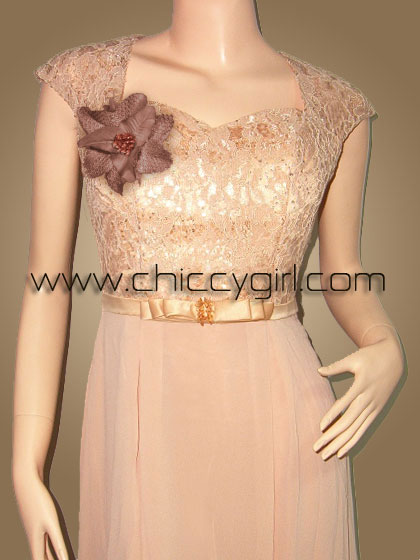 ชุดราตรียาวสีเบจทอง คอรูปหัวใจ แบบมีแขน ผ้าลูกไม้ถักลายดอกไม้แต่งขอบดอกด้วยไหมเงามัน ประดับเลื่อม ตกแต่งเข็มกลัดดอกไม้ที่อก เอวแต่งโบว์ซ้อน 3 ชั้น ประดับคริสตัล กระโปรงผ้าชีฟองพริ้ว แบบสวย สุภาพ เรียบร้อย น่ารัก หรูหราสง่างามมาก (หมดค่ะ)