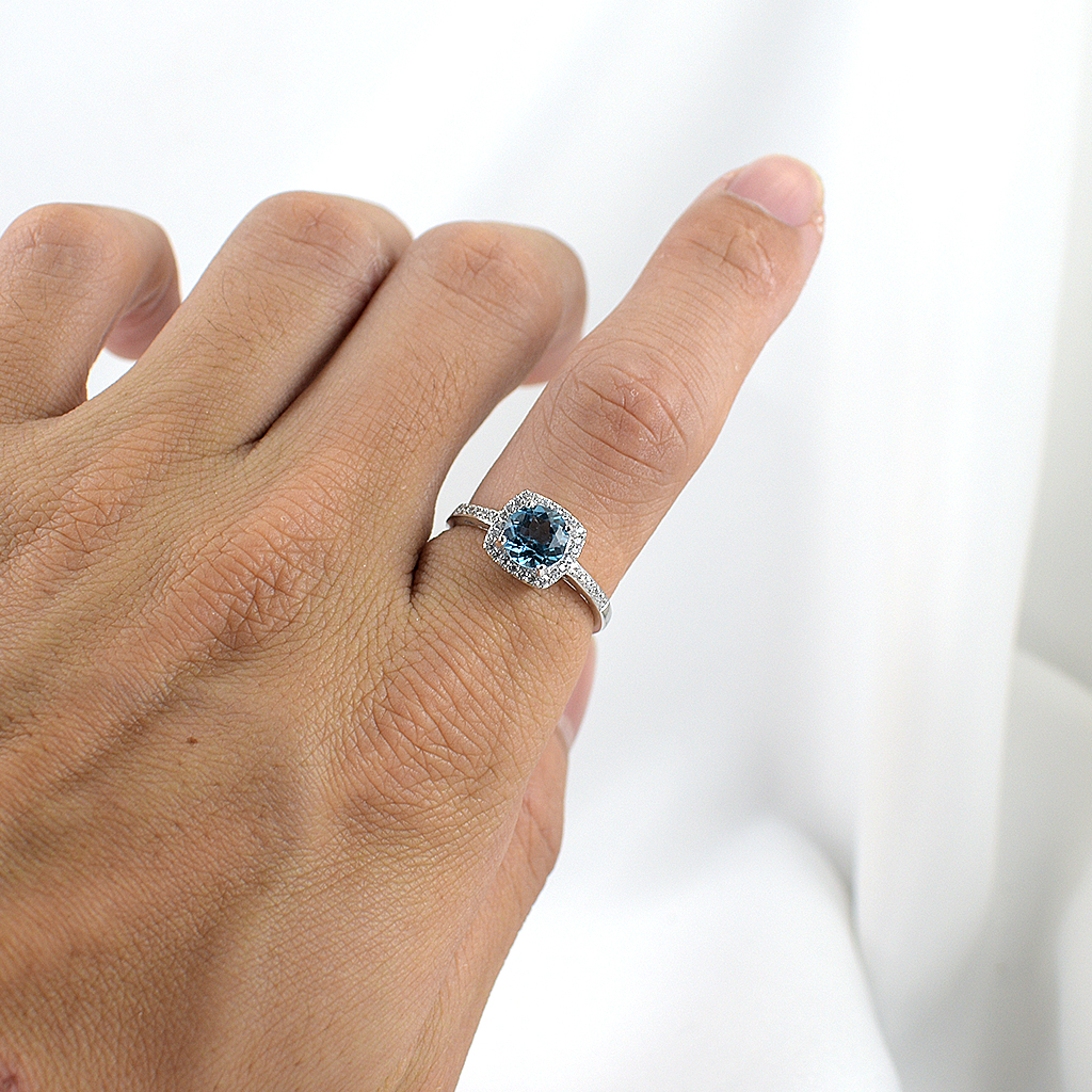 SKJewelryfactory แหวนสวิสบลูโทปาซแท้ ดีไซน์ล้อมเพชร เรียบหรู เล่นไฟดี ER02153-SBT