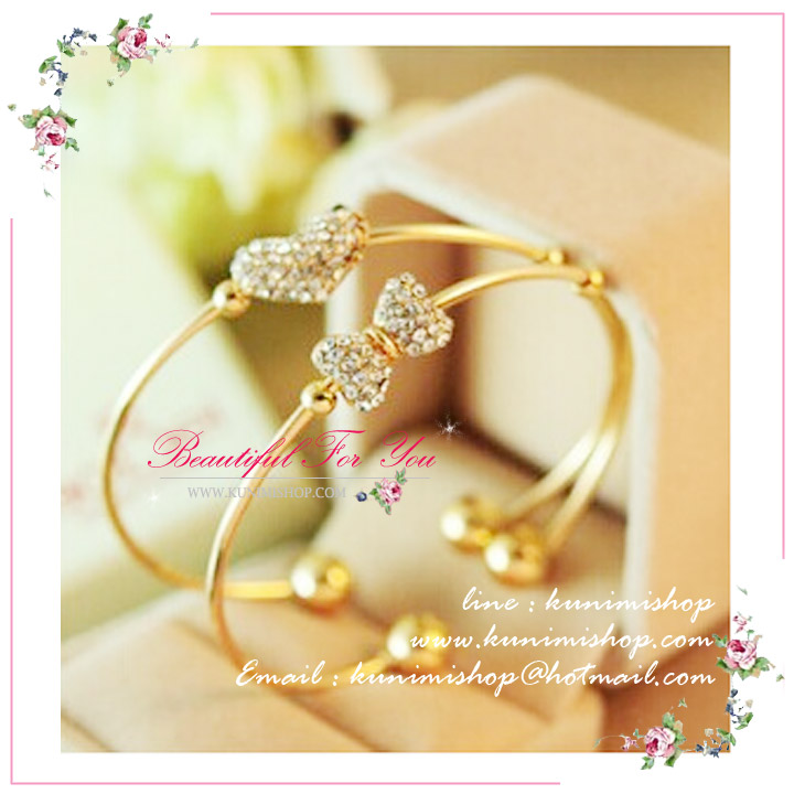 SQ003 กำไรข้อมือ สีทอง ประดับด้วยจี้รูปหัวใจ และรูปโบว์ ตัวจี้ประดับด้วยเพชร อย่างสวยงาม