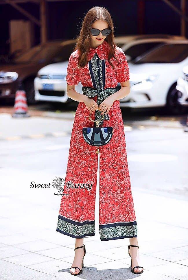 เสื้อผ้าเกาหลี พร้อมส่ง ผ้าพื้นสีแดงพิมพ์ลายดอกไม้