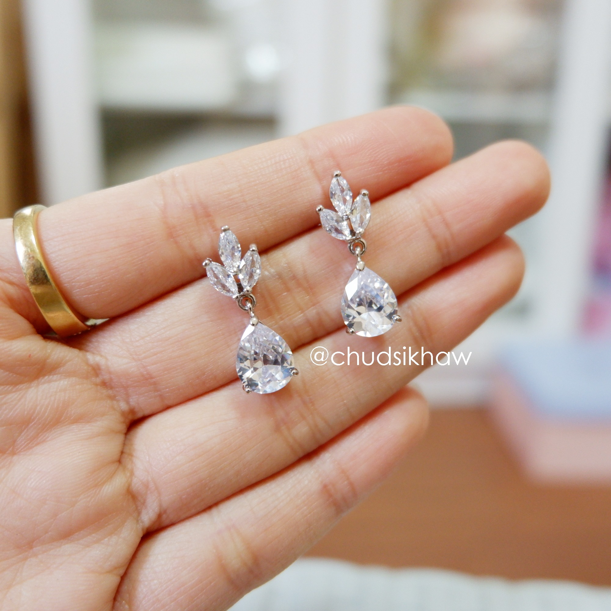 ต่างหูหลายแบบน่ารัก เล่นไฟ มุกแวววาว สวย ราคา 190 - 350 บาท