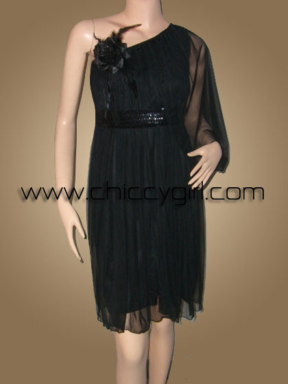 ชุดราตรีไหล่เฉียงแต่งเอว สีดำดูคลาสสิค