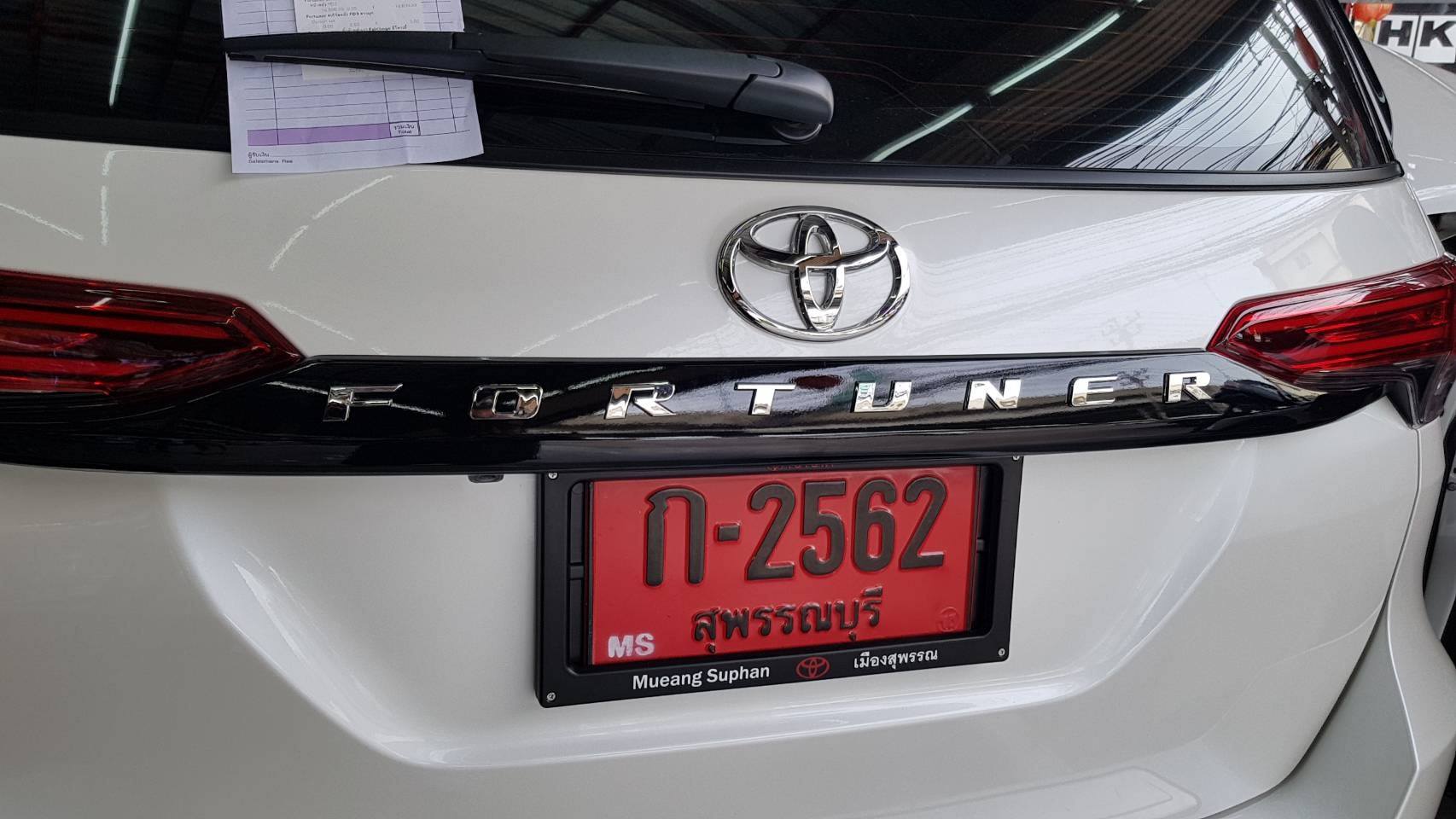 คิ้วไฟท้าย Fortuner ดำเงา logo โครเมี่ยม