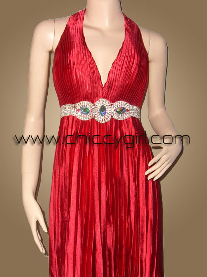 ชุดราตรียาวสีแดงอัดพลีททั้งตัว ประดับเพชรและคริสตัลเม็ดใหญ่ที่เอวบนรอบตัว โชว์หลัง หรูหราสง่างามมาก