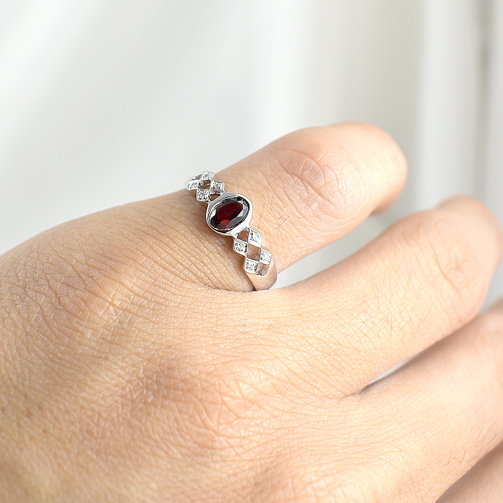 SKJewelryFactory แหวนพลอยโกเมนแท้ ทรงผู้หญิง แซมเพชรด้านข้าง ดีไซน์สี่เหลี่ยมข้าวหลามตัดมุม ER01402-GAN