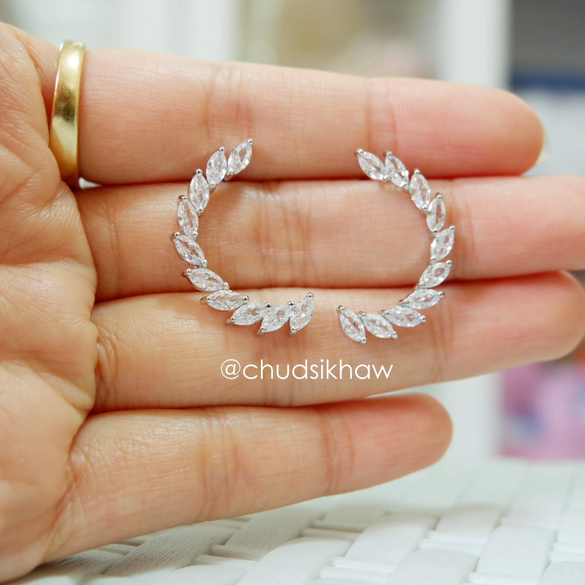 ต่างหูหลายแบบน่ารัก เล่นไฟ มุกแวววาว สวย ราคา 190 - 350 บาท
