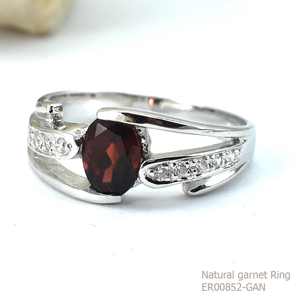 SKJewelryFactory แหวนพลอยโกเมนแท้และเพชร พลอยโกเมนแท้ สีแดงเข้ม ER00852-GAN