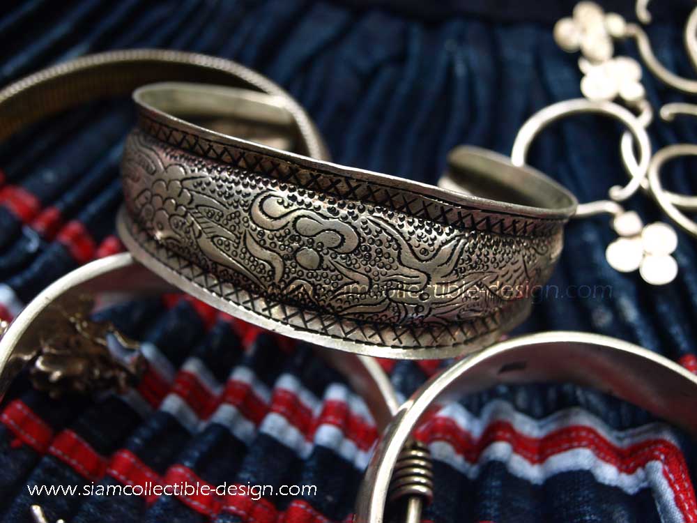 กำไลเงินจากม้งจีน / Carved hmong-silver Bangle