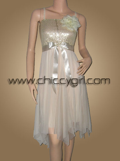 ชุดราตรีสายเดี่ยวแต่งอกผูกโบว์ด้านหน้า สีครีม แต่งอกด้วยผ้าปักเลื่อม ลายเลื่อมละเอียด ชายแต่งริ้วกรุยกราย แบบน่ารัก สวยหรู