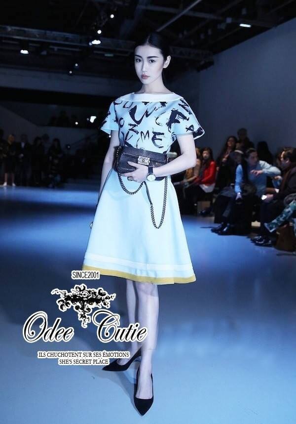 พร้อมส่ง เดรสแบรนด์เนม ทรงคอกว้างตัวเสื้อพิมพ์ลาย