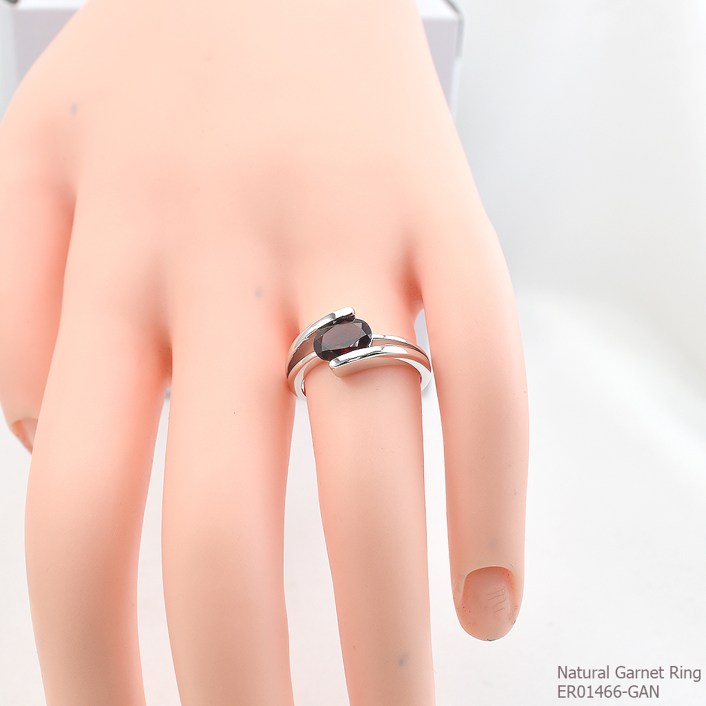 SKJewelryfactory แหวนพลอยเม็ดเดี่ยว เงินแท้ 92.5% ฝังพลอยโกเมนแท้ ER01466-GAN