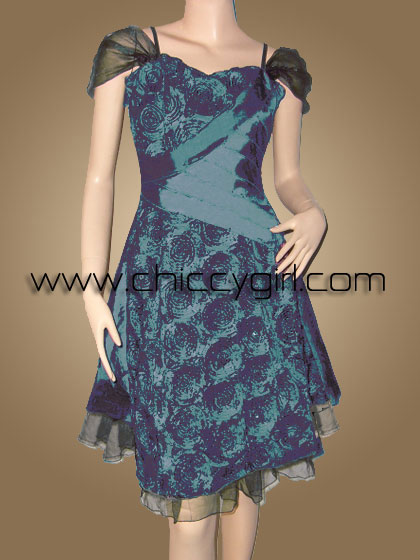 ชุดราตรีผ้าไหมสีเขียวปีกแมลงทับ แบบมีแขน ปักริบบิ้นไหมเป็นกุหลาบปักเลื่อมและลูกปัดทั้งตัว แต่งผ้าซ้อนทับประดับลูกปัดสวยหรู