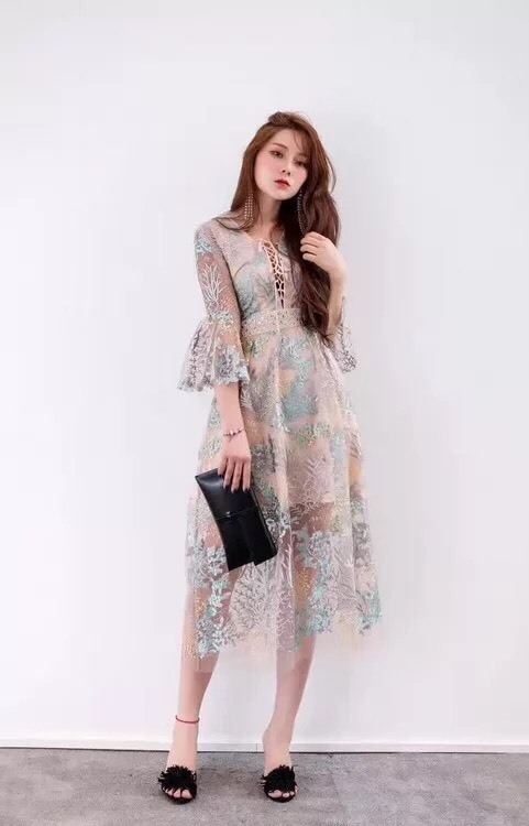 ชุดเดรสเกาหลี พร้อมส่ง เดรสยาว ปักปะการัง