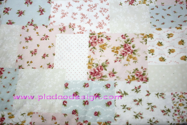 ผ้า Cotton พิมพ์ลาย สำหรับทำงานฝีมือ หรือบุชิ้นงาน - ลาย ภาพต่อกุหลาบจิ๋ว โทนฟ้าขมพู