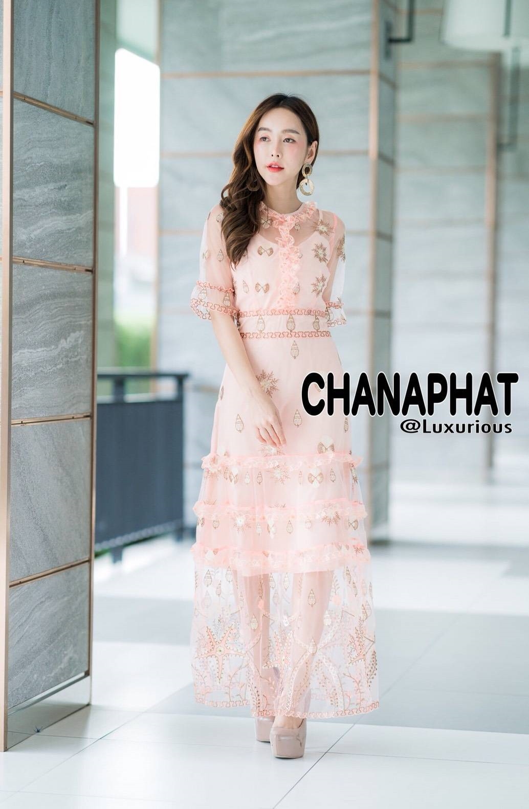 ชุดเดรสเกาหลี พร้อมส่ง Maxi dress ปักลายเกร็ดหิมะ