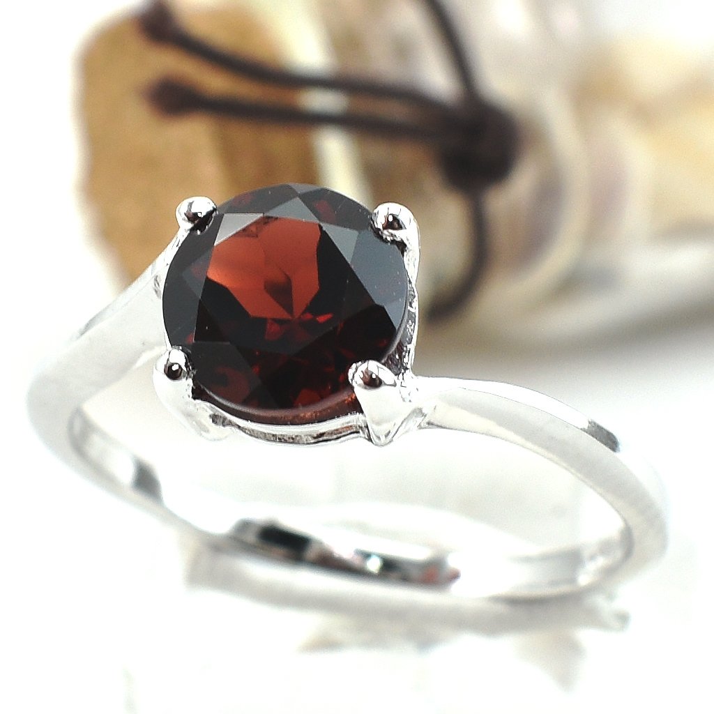 SKJewelryFactory แหวนพลอยโกเมนแท้ แหวนชูพลอยเม็ดเดี่ยว ตัวเรืนเงินแท้ ER00825-GAN