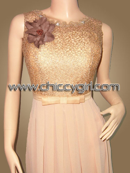 ชุดราตรียาวสีทอง คอกลมขอบลูกไม้ปักมุก แขนกุด ผ้าลูกไม้ถักไหมเงามันลายใบไม้ ประดับเลื่อม ตกแต่งเข็มกลัดดอกไม้ที่อก เอวแต่งโบว์ซ้อน 2 ชั้น กระโปรงผ้าชีฟองพริ้ว แบบสวย สุภาพ เรียบร้อย น่ารัก หรูหราสง่างามมาก