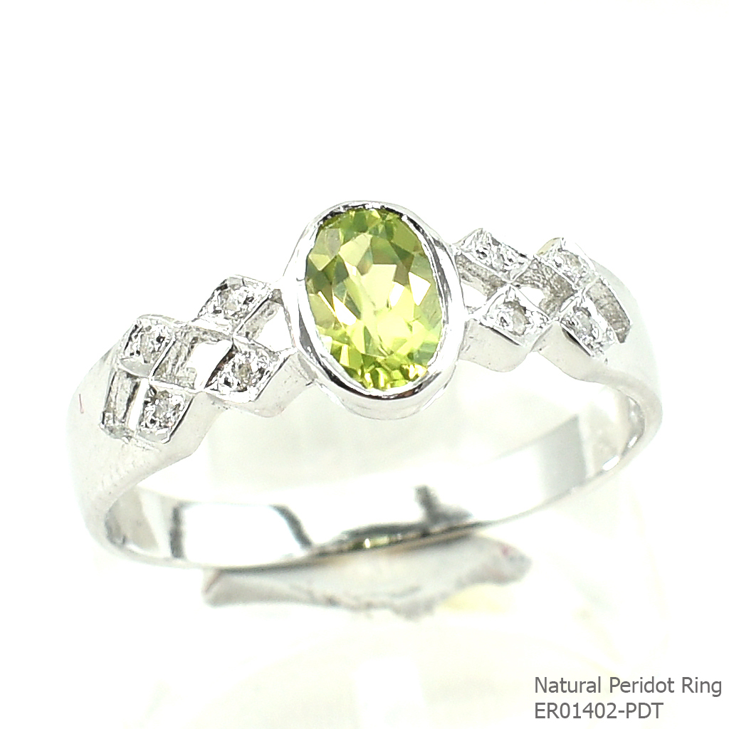 SKJewelryFactory แหวนพลอยเพอริดอทแท้ ด้านข้างฝังเพชรจิกเป็นลายข้าวหลามตัด ER01402-PDT