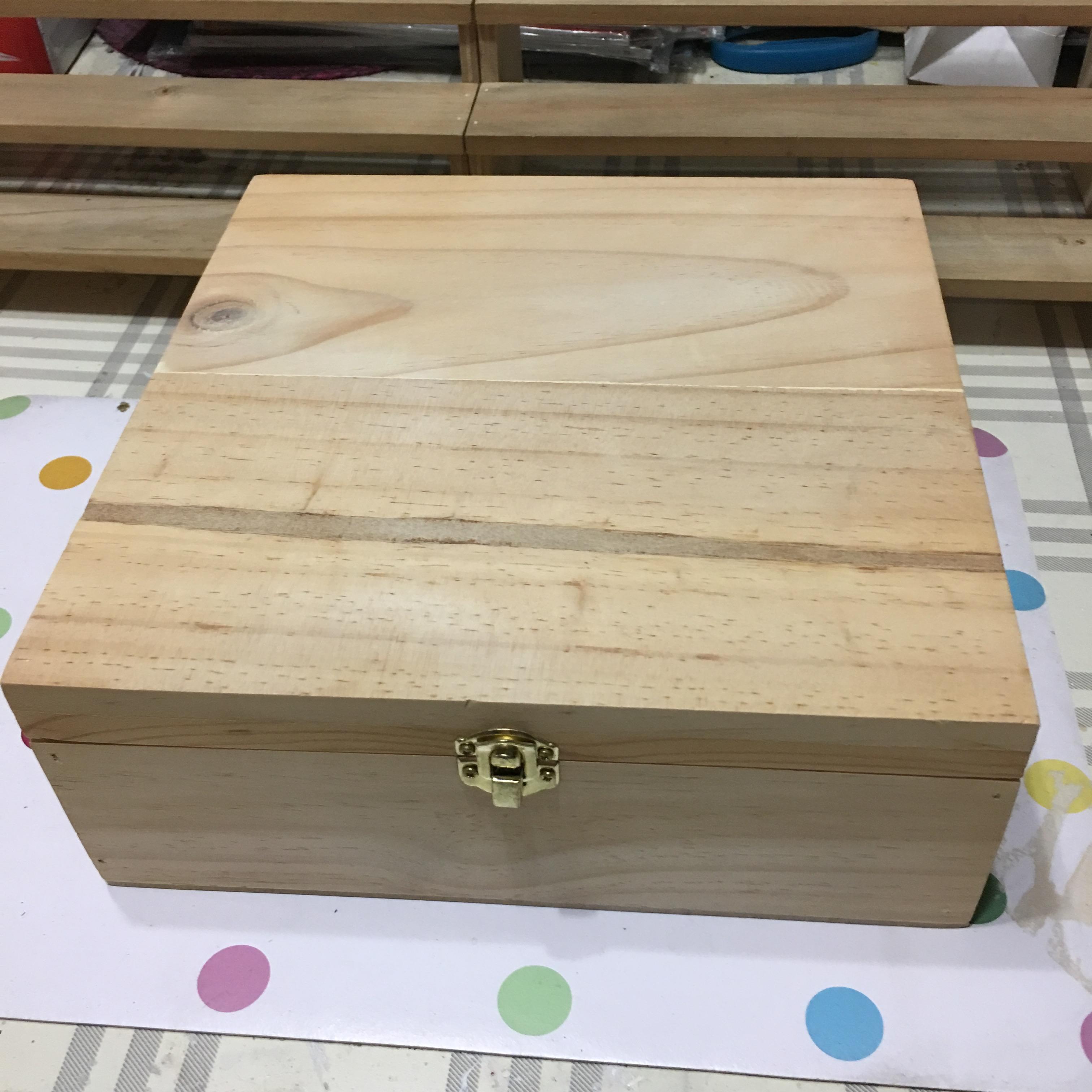 ชิ้นงานดิบไม้สน ทำ Decoupage งานเพนท์ กล่องไม้สนแบบมีล็อค ทรงผืนผ้า ไซด์ใหญ่ 10"x10"x3"