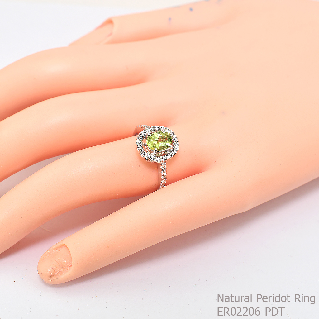 SKJewelryfactory แหวนเงินแท้ 92.5% ฝังพลอยเพอริดอทแท้ ล้อมเพชร ER02206-PDT