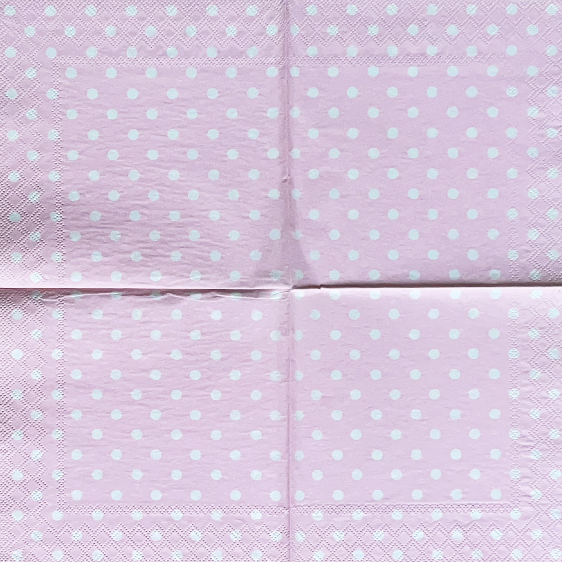 แนวภาพลายแต่ง ลายจุด Polka dot บนพื้นชมพู เป็นภาพกระจายเต็มแผ่น กระดาษแนพกิ้นสำหรับทำงาน เดคูพาจ Decoupage Paper Napkins ขนาด 33X33cm