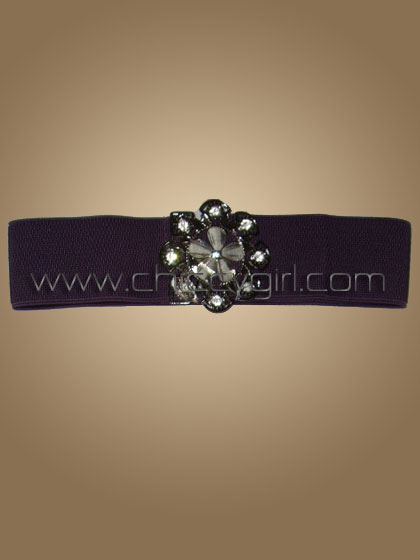 เข็มขัดสีม่วง หัวเหล็กรูปดอกไม้แต่งเพชร แบบทันสมัย เข้ากับชุดสีม่วง ขาว และดำ
