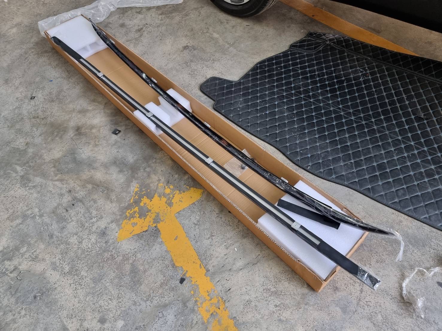 Corolla Cross - ราวหลังคาแบบยึดน็อต