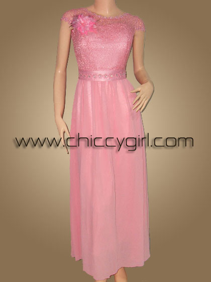 ชุดราตรียาวสีชมพู คอกลมขอบลูกไม้ แบบมีแขน ผ้าลูกไม้ถักไหมเงามันลายใบไม้ ประดับเลื่อม ตกแต่งเข็มกลัดดอกไม้ที่อก เอวแต่งลูกไม้ถักไหมเงามันลายดอกไม้ ประดับลูกปัดคริสตัล กระโปรงผ้าชีฟองพริ้ว แบบสวย สุภาพ เรียบร้อย น่ารัก หรูหราสง่างามมาก