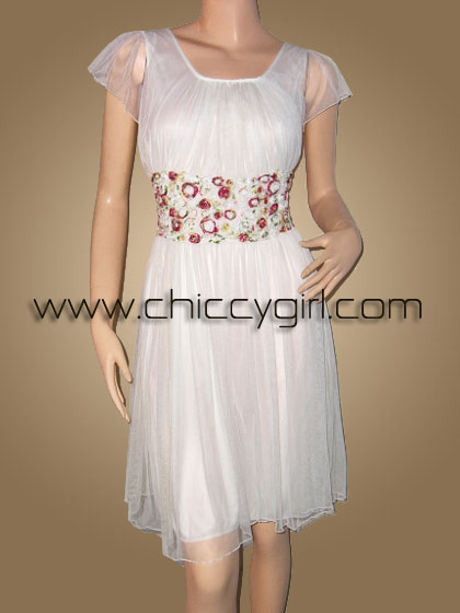 ชุดเดรสแขนสั้น คอกึ่งกลม สีขาว แต่งแถบดอกไม้ที่เอว ใส่แล้วทรงสวยแลดูเอวเล็ก แบบน่ารักมาก