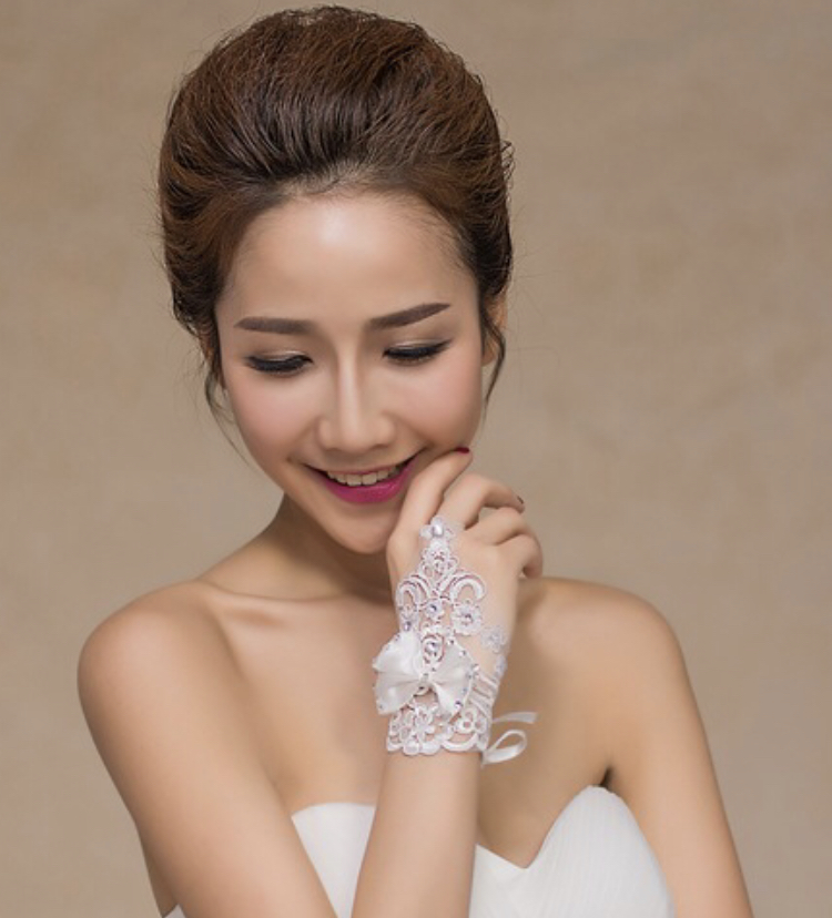 ถุงมือเปิดนิ้วแบบสั้น มีโบว์ลูกไม้หลังมือ