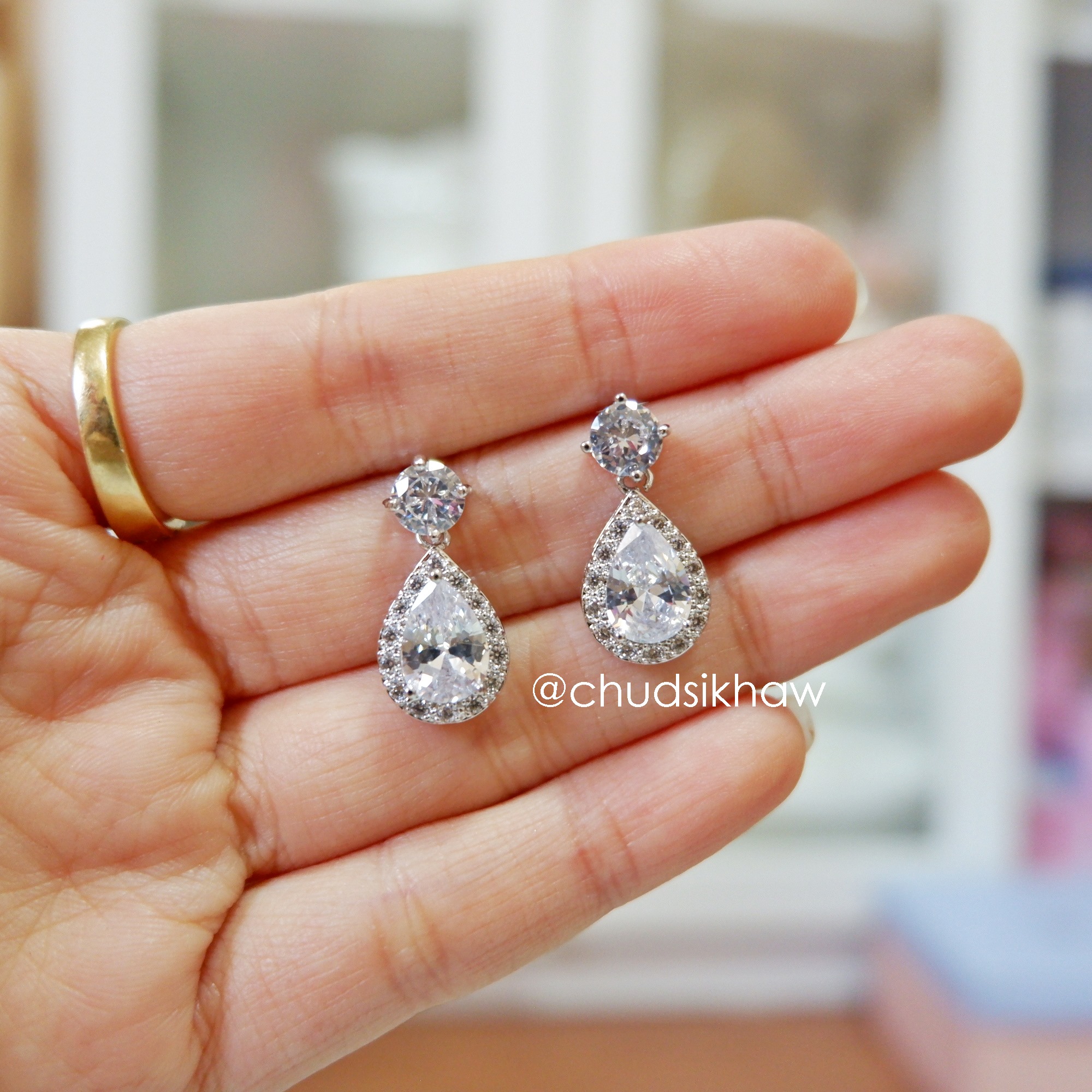 ต่างหูหลายแบบน่ารัก เล่นไฟ มุกแวววาว สวย ราคา 190 - 350 บาท