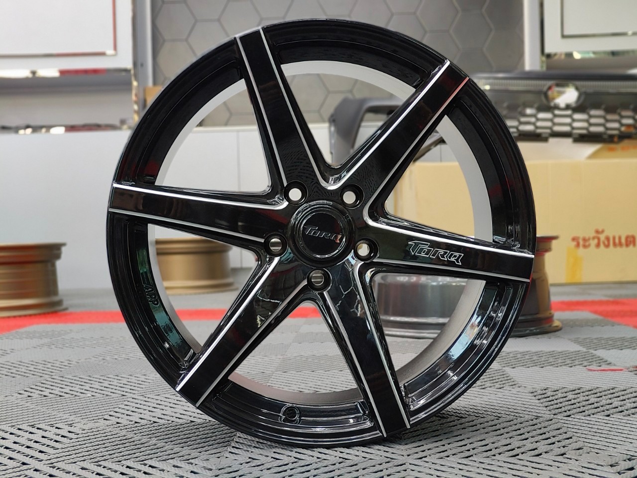 ล้อTORQ JAG ขอบ18x8.5 5x114.3 ET35 สีดำเงาขอบเงิน*ราคาต่อวง