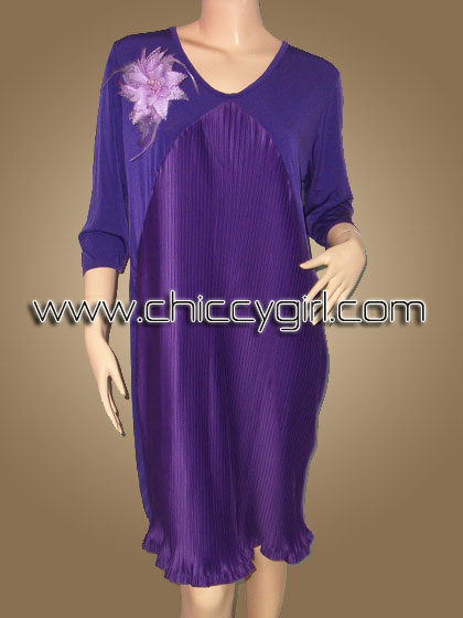 ชุดแซกไปงานกลางวันกลางคืนตัวหลวม สีม่วง คอกลมกึ่งวี แขนสามส่วน แต่งอัดจีบพลีทตั้งแต่อกถึงชายกระโปรง ทรงหลวมและเส้นจีบพลีทเป็นลายทางแนวตั้งช่วยพรางรูปร่างได้ดี แบบเก๋ดูดีมีรสนิยม พร้อมเข็มกลัดดอกไม้ติดเสื้อ