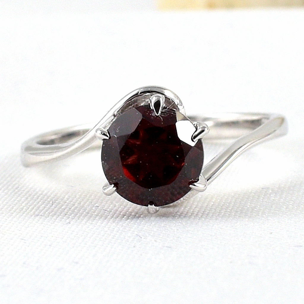 SKJewelryFactory แหวนโกเมนชูยอด พลอยขนาด 7x7 มิล ตัวเรือนเงินแท้ 92.5% ER01614-GAN