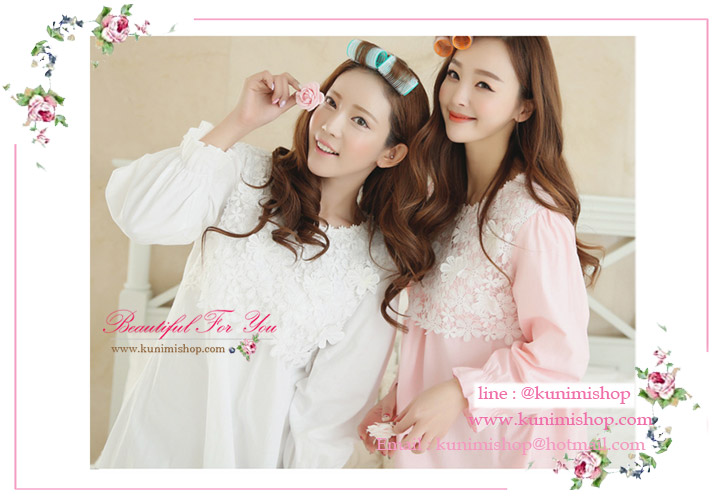 ชุดนอนกระโปรงยาว มี 2 สี : สีขาว และ สีชมพู ช่วงแขนเป็นแขนจั้มยางยืด ช่วงอก ตบแต่งด้วยผ้าลูกไม้ น่ารักมากๆคะ ( ไม่มีฟองน้ำซับน้ำ)