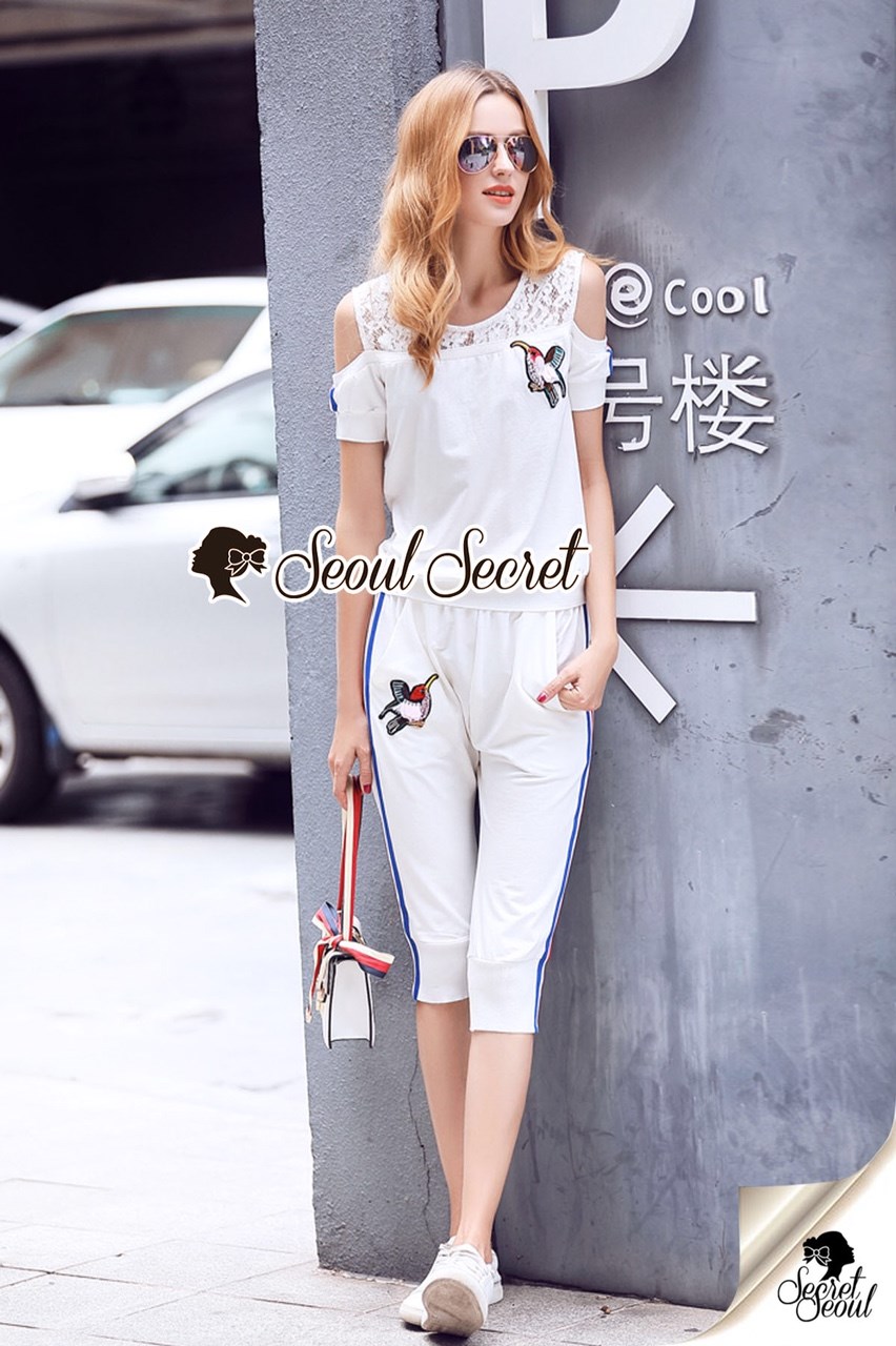 เสื้อผ้าเกาหลี พร้อมส่ง เสื้อเว้าไหล่ กับกางเกงแต่งแถบ
