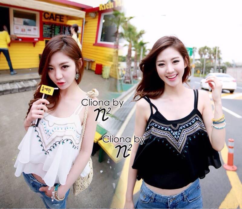 พร้อมส่ง เสื้อสายเดี่ยว สีขาว / ดำ ทรงน่ารัก